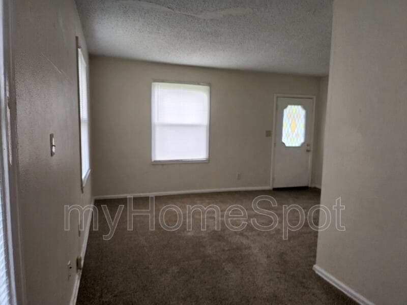 Pensacola House: 109 NW Gilliland Rd