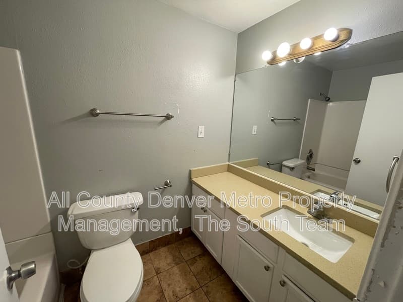 Aurora Condo: 1590 Clinton St