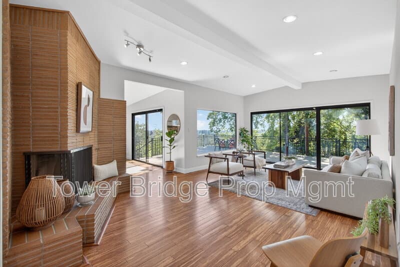 Fair Oaks House: 3937 Orangewood Dr