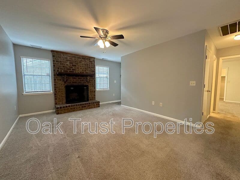 North Charleston House: 7794 McKnight Dr