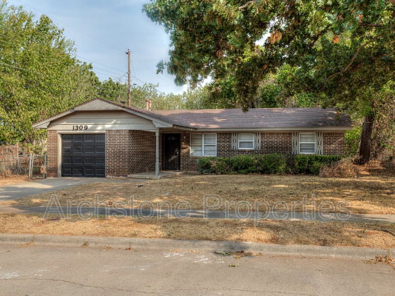 Midwest City House: 1309 Hickory Lane