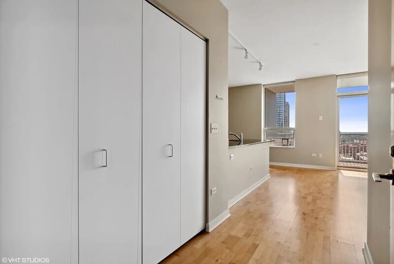 Chicago Condo: 330 W Grand Ave