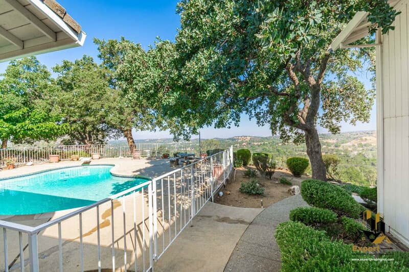 Newcastle House: 1811 Oak Terrace