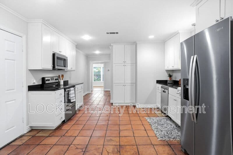 Fort Worth House: 3528 Rogers Ave
