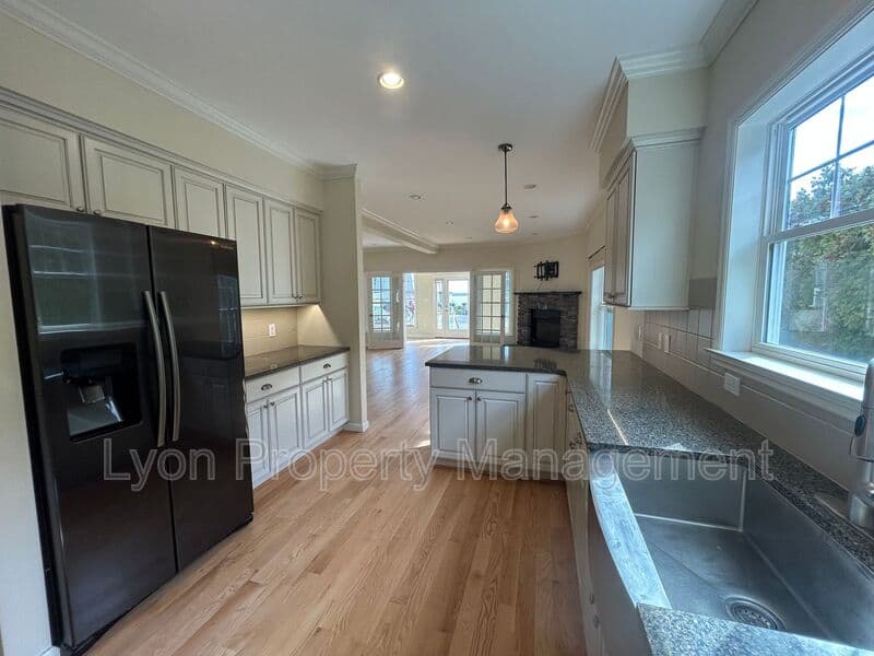 North Kingstown House: 180 Sauga Ave