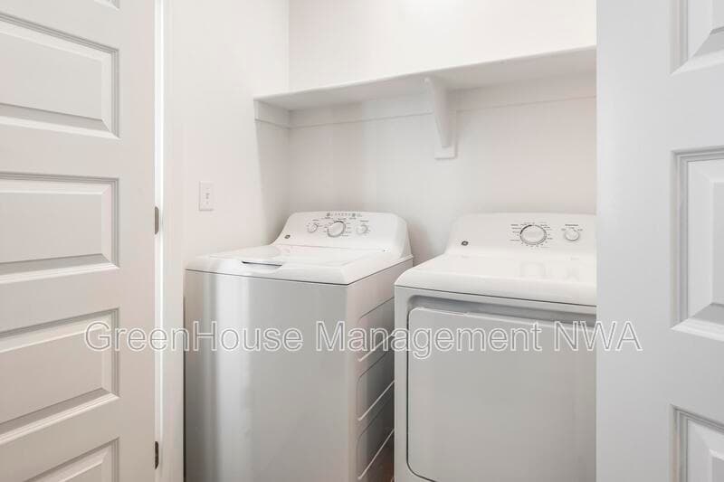 Unit B
Siloam Springs House: 412 W Cloud Dr