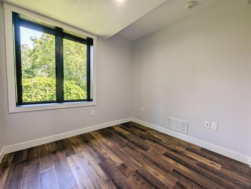 Pella Condo: 413 Jefferson Street - 23
