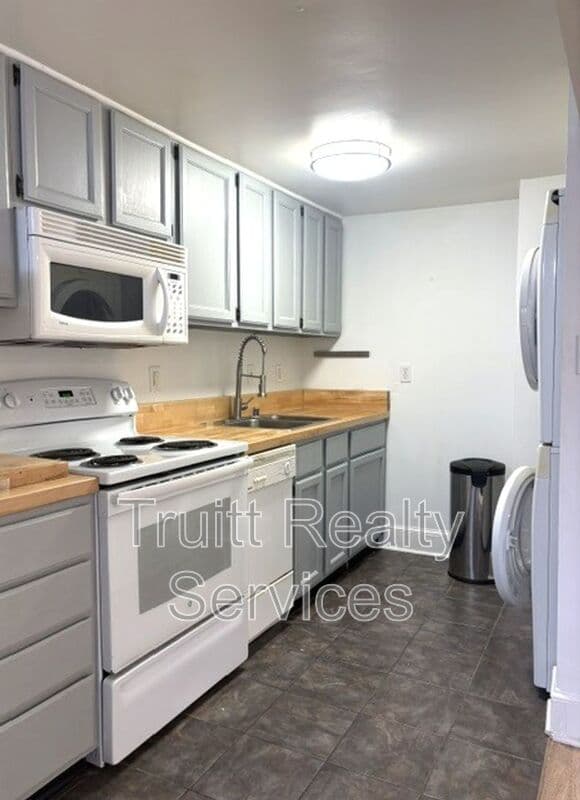Washington Condo: 711 14th St SE