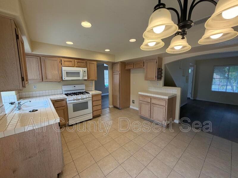 Aliso Viejo House: 12 Saint Moritz St