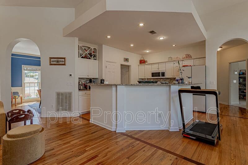 Greer House: 209 Birchleaf Ln