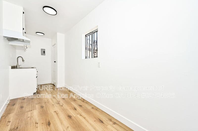 Los Angeles House: 1135 E 67Th St.