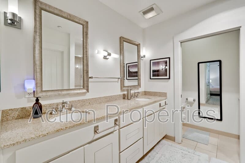 Los Altos House: 5100 El Camino Real