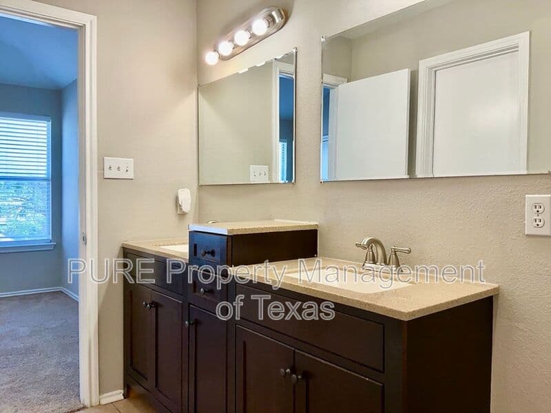 Round Rock House: 1594 Parkfield Circle