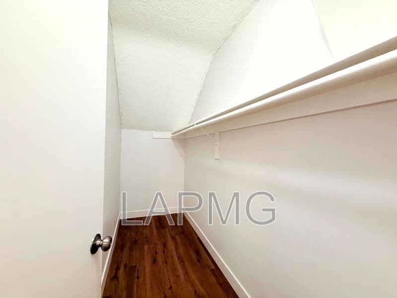 Inglewood House: 853 W Beach Avenue