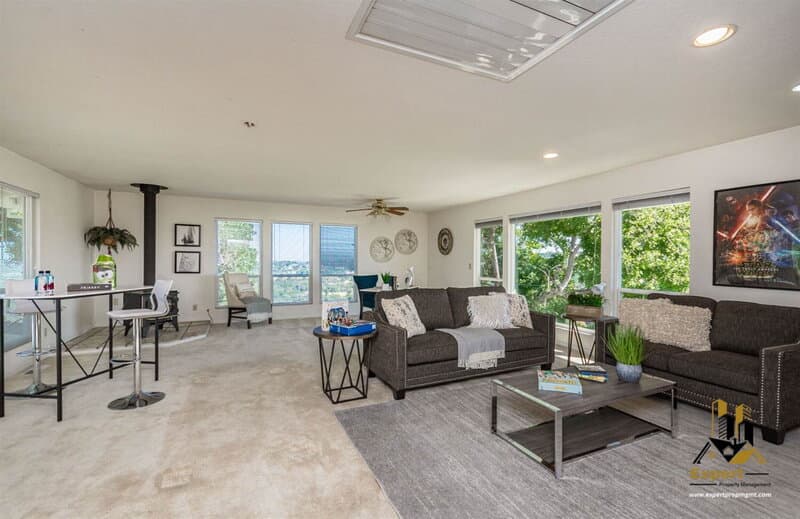 Newcastle House: 1811 Oak Terrace