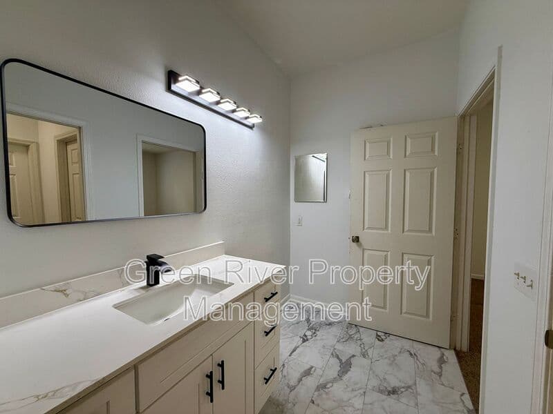 Jacksonville House: 10550 Baymeadows Road