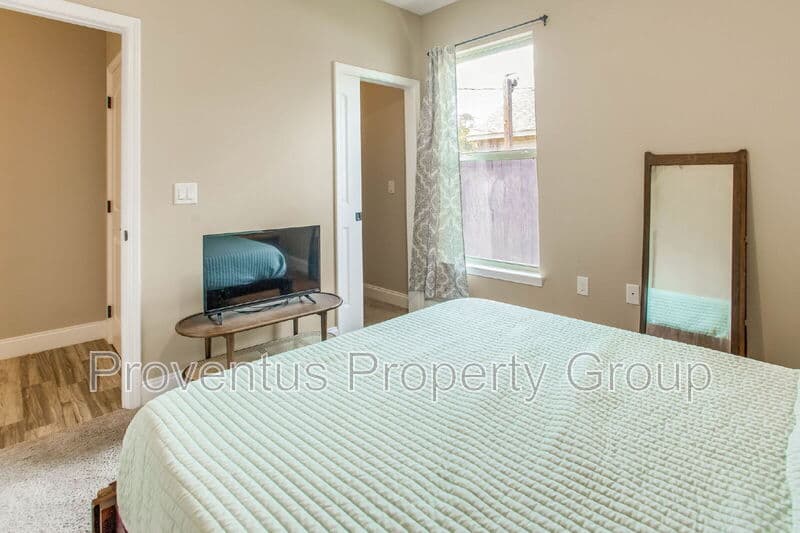 Mary Esther House: 215 Green Dr