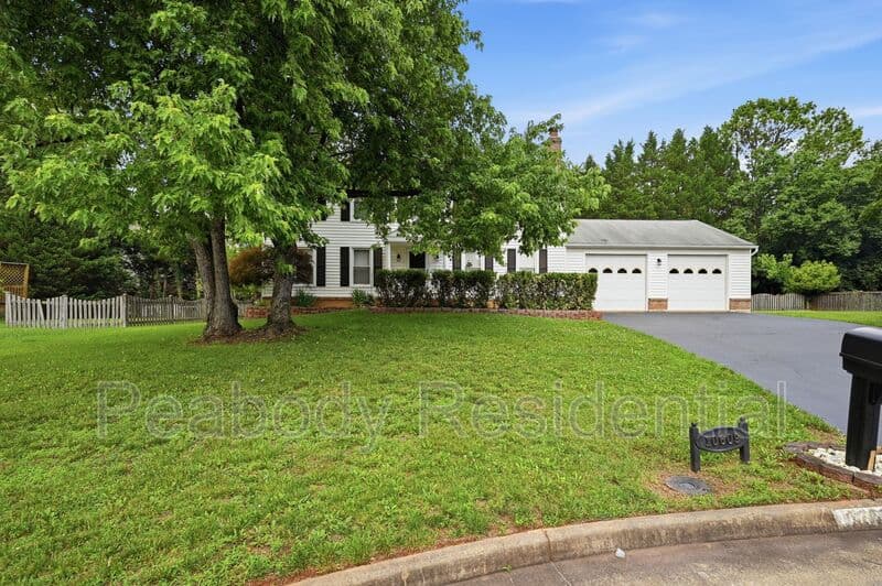 Great Falls House: 10609 Oxford Ct