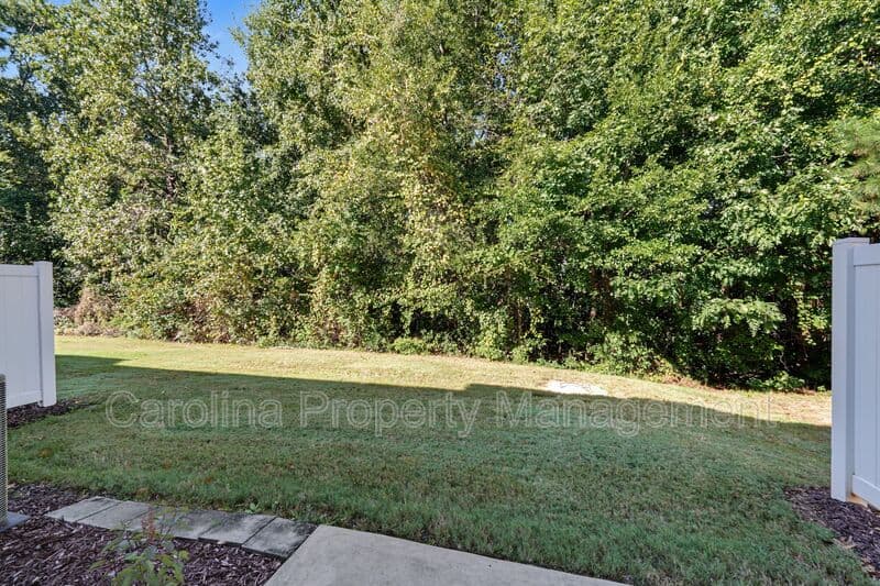 Charlotte House: 15422 Canmore St