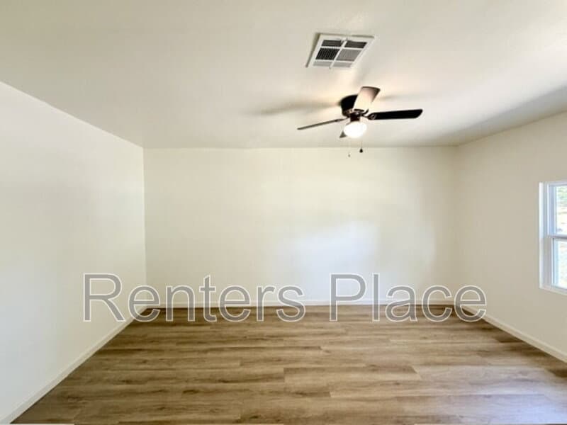 Sapulpa House: 2214 S Poplar St