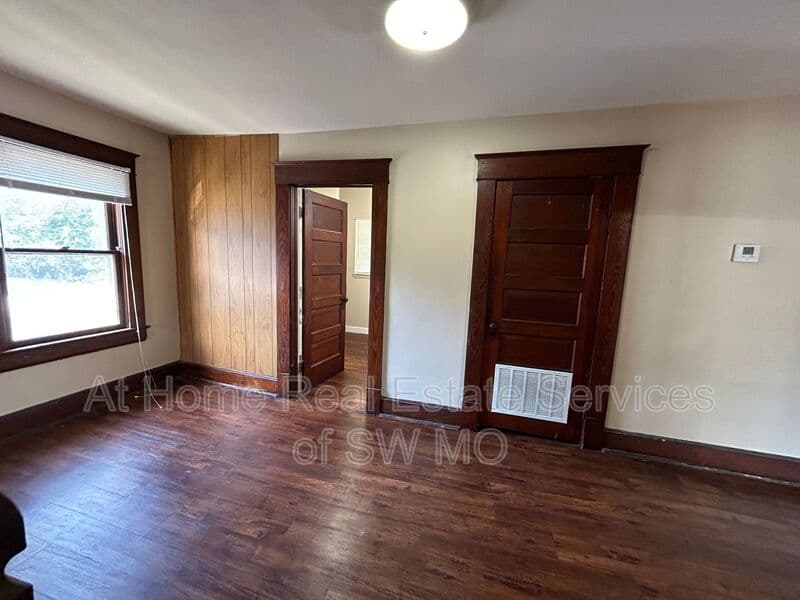 Springfield House: 625 S Broadway