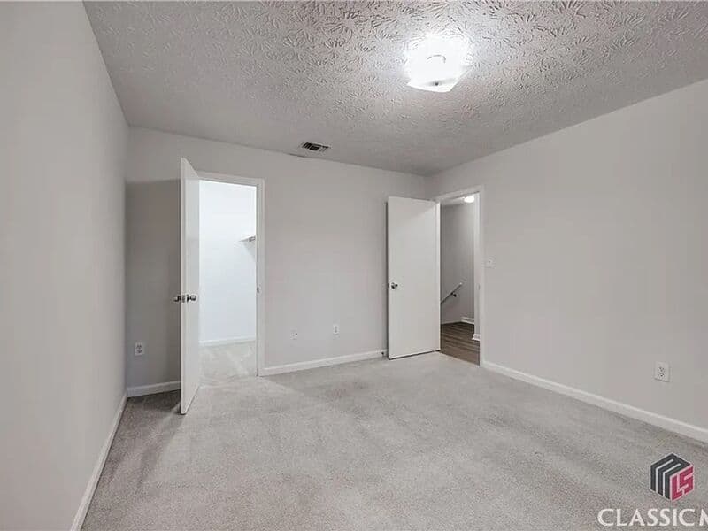 Athens House: 209 Highland Park Dr