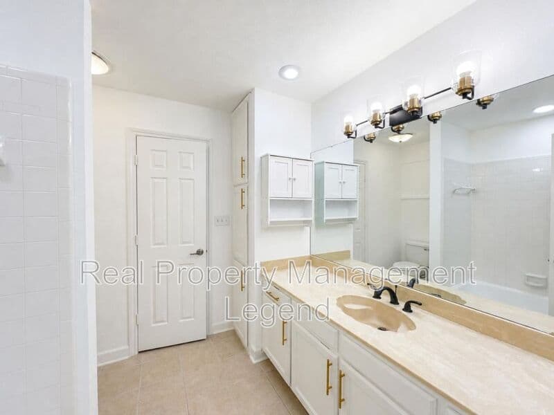 Benbrook House: 70 Legend Road