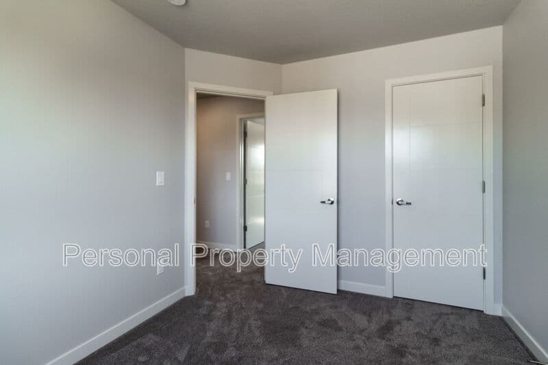 Washougal Townhome: 1815 N R Cir