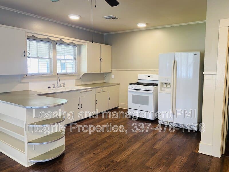 Broussard House: 306 S Lee Ave