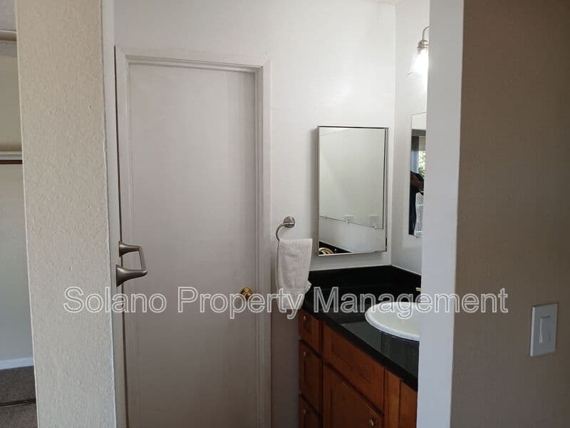 Vallejo House: 400 Mokelumne Drive