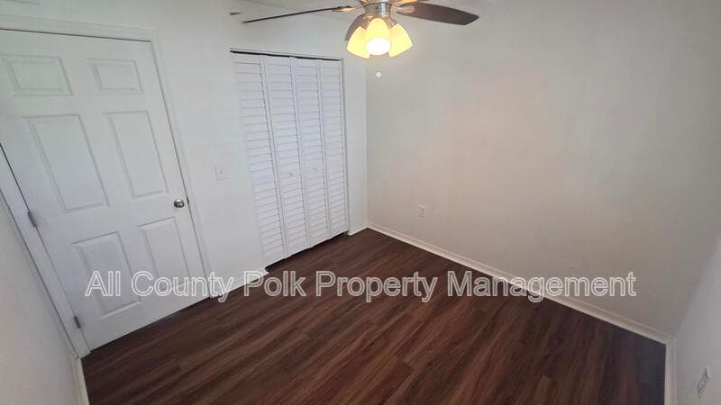 Lakeland Apartment: 915 Ariana St