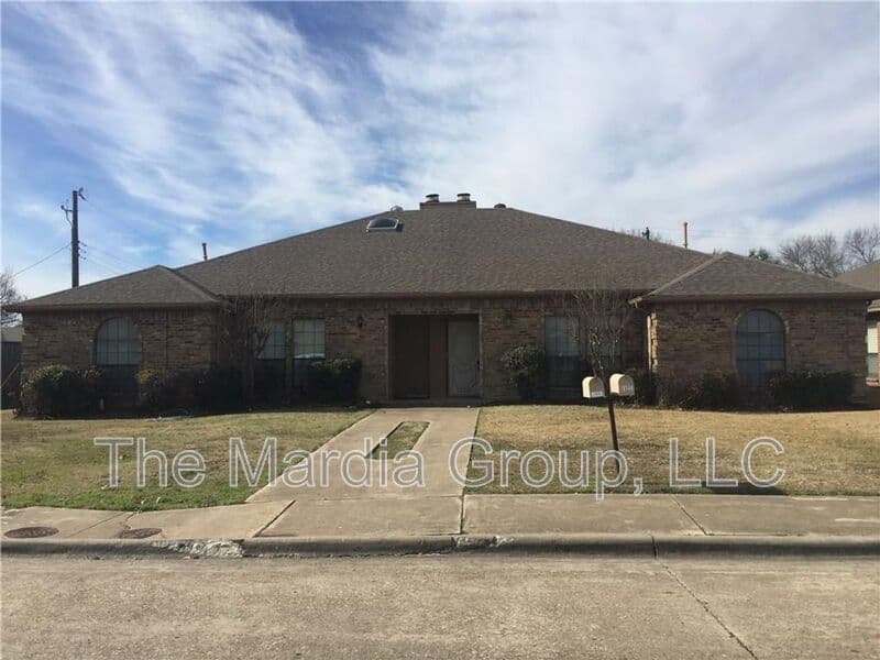 Dallas House: 13217 Fall Manor Dr
