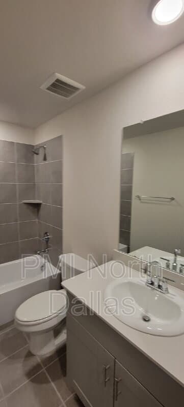 Fort Worth House: 2633 Oneida Lane