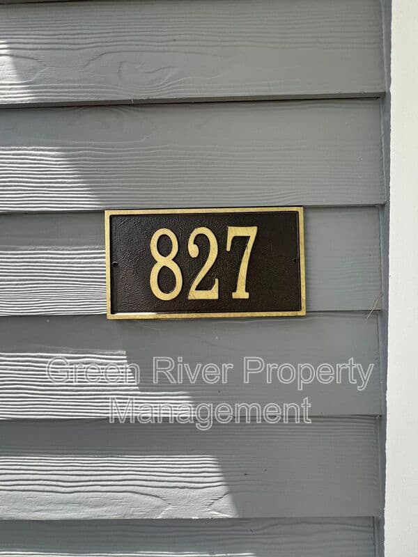 Middleburg House: 827 Rivertree Place