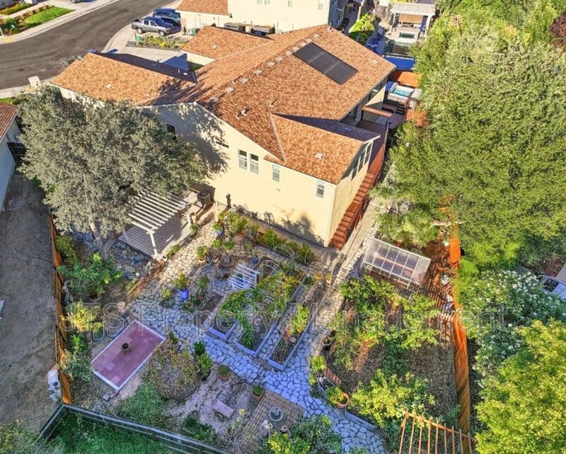 Fair Oaks House: 4988 Amina Fair Way