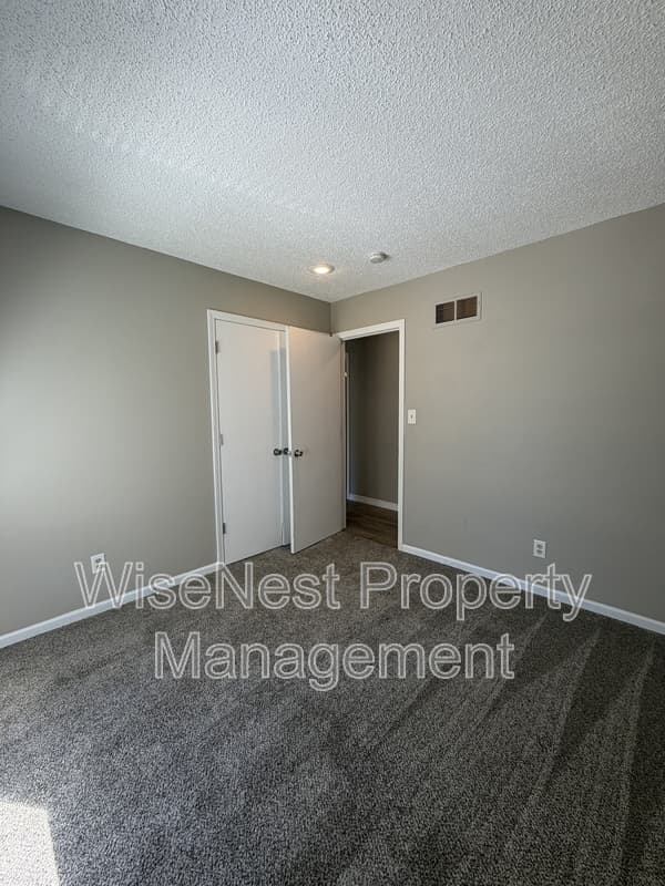 Shawnee House: 11914 West 49th Place