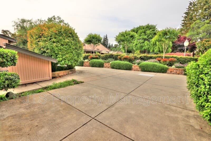 Fair Oaks House: 8944 Cliffside Lane
