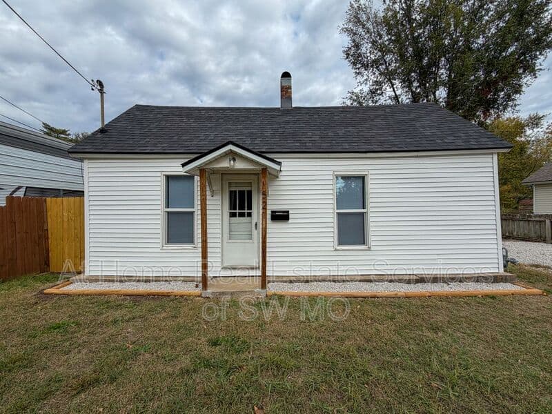 Springfield House: 521 W High St
