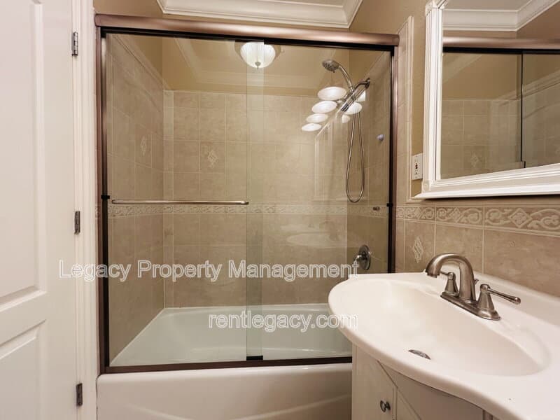 Fairfield House: 2136 Fieldcrest Ave