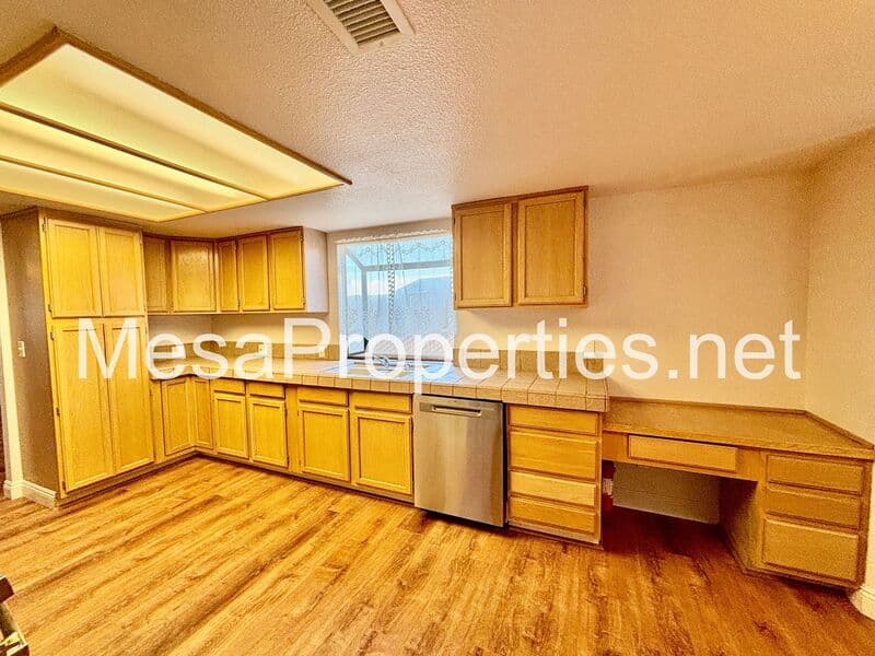 Victorville House: 13520 Oakmont Dr