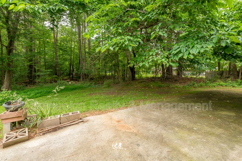 Jonesboro House: 8165 Magnolia Dr