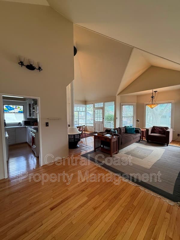 Pacific Grove House: 622 Congress Ave