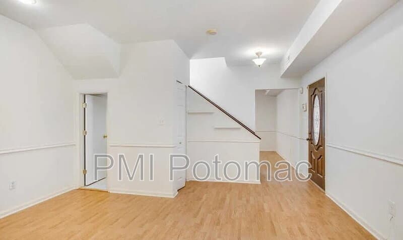 Washington Townhome: 729 10th St NE