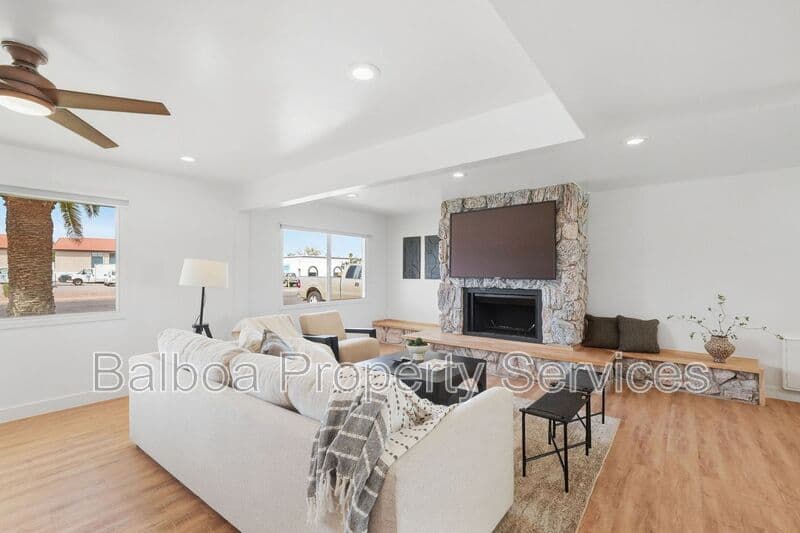 Gilbert House: 1 N Cottonwood Dr