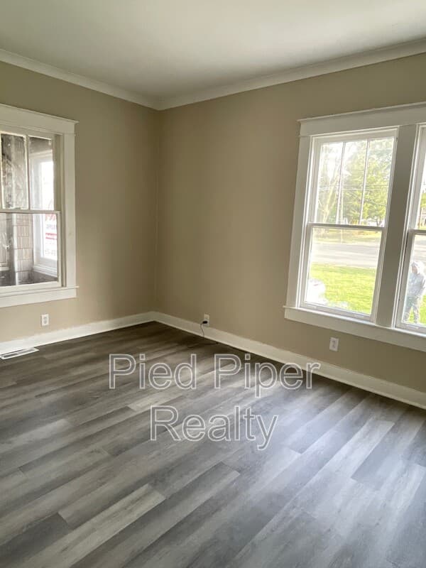 Freeport House: 1254 S Chicago Ave