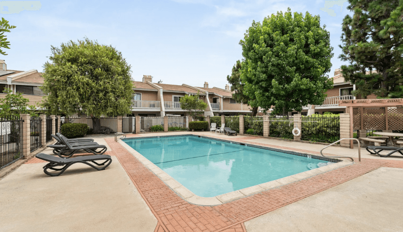 Hawthorne Townhome: 14468 Yukon Avenue
