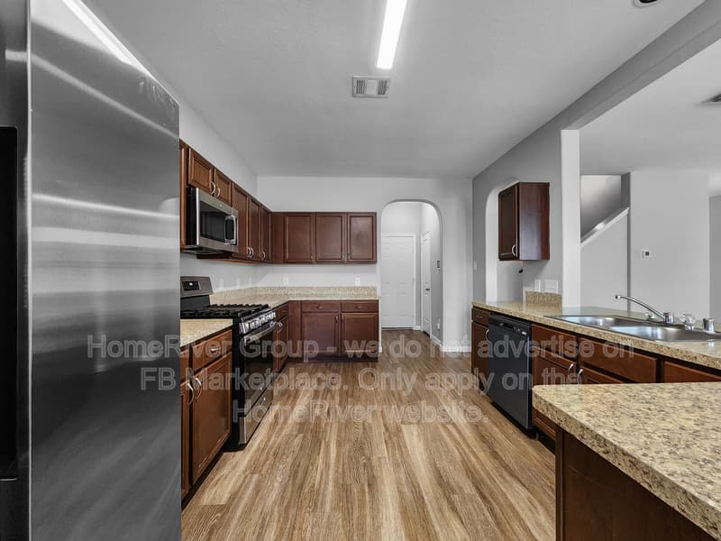 Houston House: 10311 Urban Oak Trl