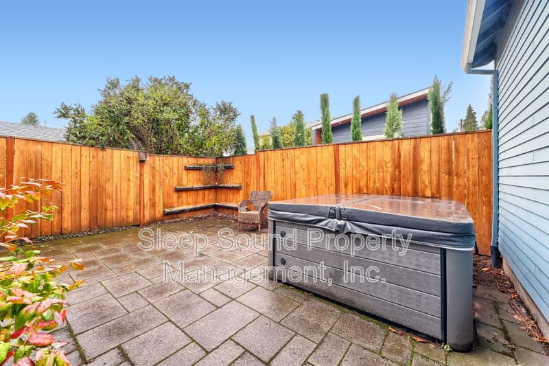 Portland House: 857 N Winchell St