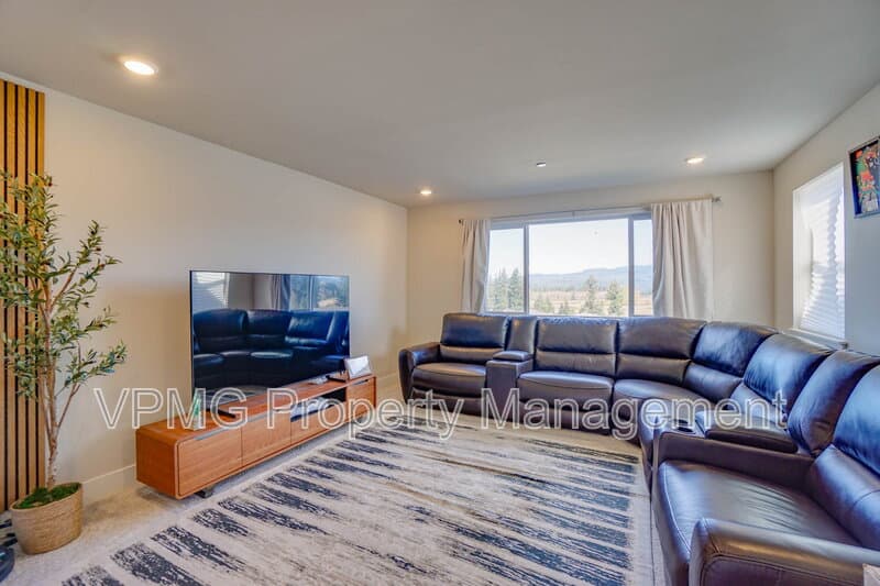 Washougal House: 359 W Koa St