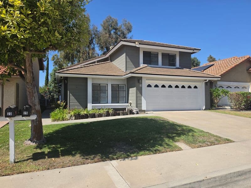Irvine House: 25 Lucero West